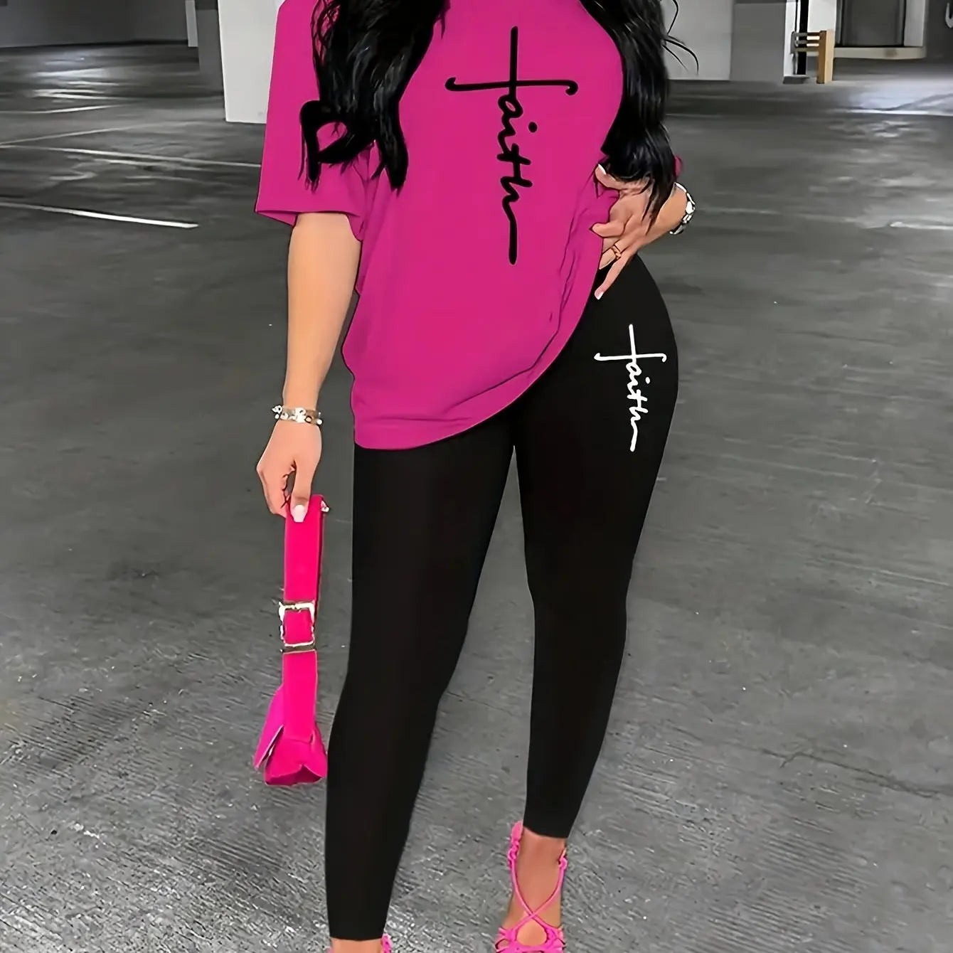 Check out this awesome women’s sports outfit set! It’s got a long-sleeve t-shirt with an abstract figure print, medium-stretch comfy pants, and it’s perfect for any fitness activity.
